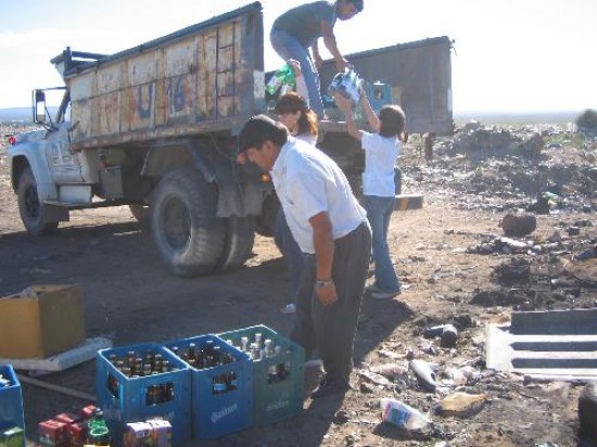 Las botellas que eran retornables fueron vaciadas en el basural; las cajitas de vino, destruidas. 