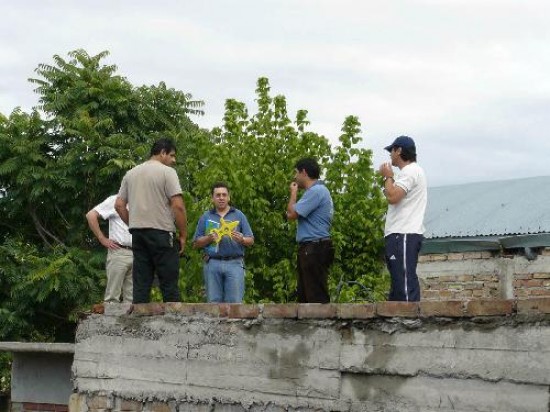 El cuerpo de la vctima fue arrojado desde una terraza y cay a un baldo lindero al edificio de departamentos. 