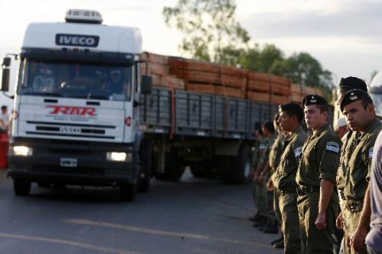 Gendarmera moviliz efectivos hacia los puentes. 