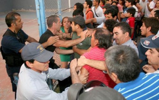 La reunin de La Esperanza temin en escndalo. Los socios denunciaron penalmente a la presidenta de la cooperativa. 