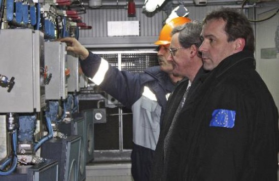 Monitoreadores de la UE, ayer en las instalaciones de Gazprom. 