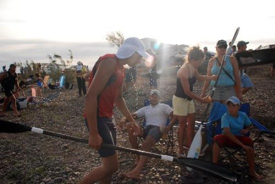 Punto final y mucho cansancio, en la llegada de los palistas en Zanjn de Oyuela. 