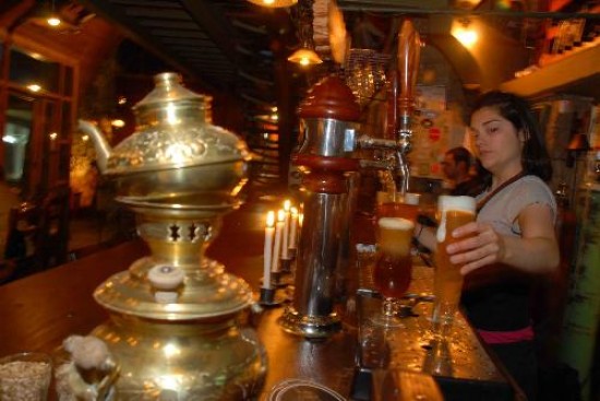 En Bariloche, en la actualidad se consumen cerca de cien mil litros de cerveza por mes. 