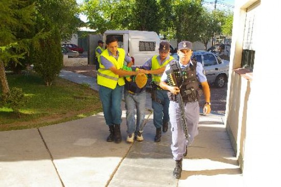 Nelson Apaza fue ingresado rpidamente a los Tribunales de Zapala, bajo una fuerte custodia. Le colocaron un chaleco antibalas. 