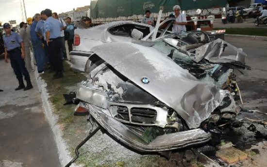 El BMW se parti al medio al chocar contra un poste y su conductor y dos acompaantes fallecieron en el acto. 