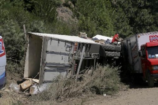 El conductor del camin y su hijo fueron trasladados al hospital, pero no sufrieron heridas de consideracin. 