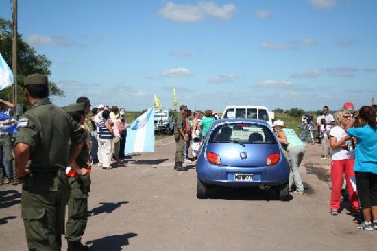 Despus de la intervencin de Gendarmera, el viernes, los asamblestas desistieron de cortar el paso hacia Paysand, en Uruguay. 