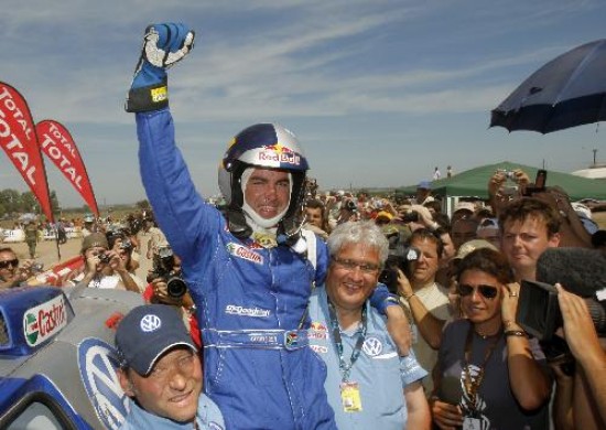 Ni el casco se alcanz a sacar De Villiers, quien fue llevado en andas por los mecnicos del poderoso equipo VW despus de lograr su primer ttulo en el Dakar. 