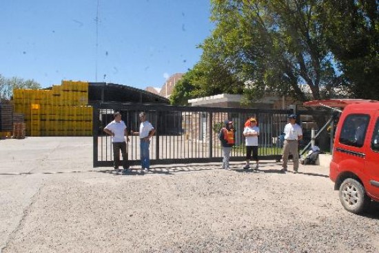 Totalmente paralizada est la actividad en los empaques. Hoy hay asamblea de obreros. 