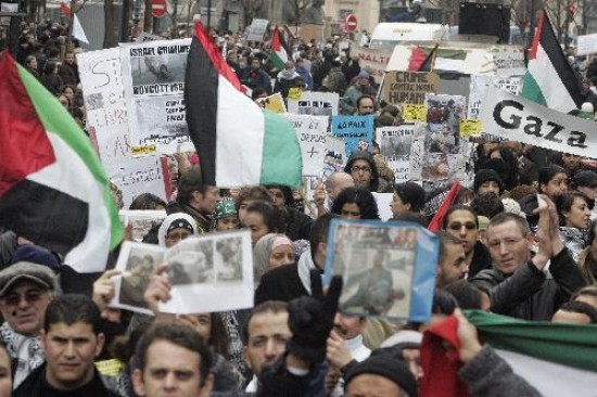 Miles de personas protestaron ayer en Pars contra las matanzas de Israel. 
