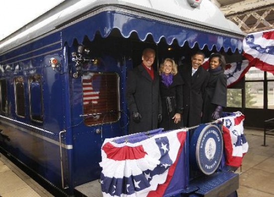Obama emprendi ayer el viaje en tren cargado de simbolismo desde Filadelfia hasta Washington, donde el martes jurar. 