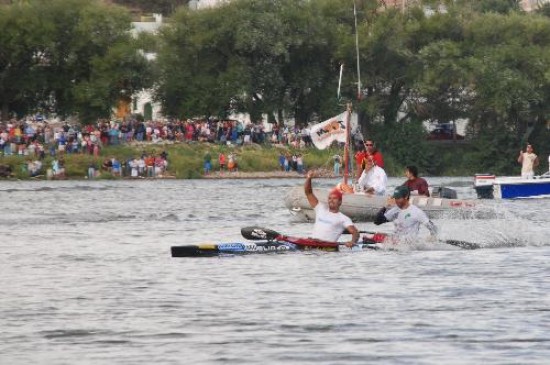 Ms all de lo que sucedi en el 2008, sta es una figurita repetida: los abanderados de la Escuela Municipal de Patagones llegando antes que todos. Ayer por la tarde hicieron fila para felicitar a los campeones de siempre. 