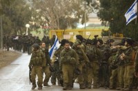Soldados israeles vuelven luego de la incursin en territorio palestino. 
