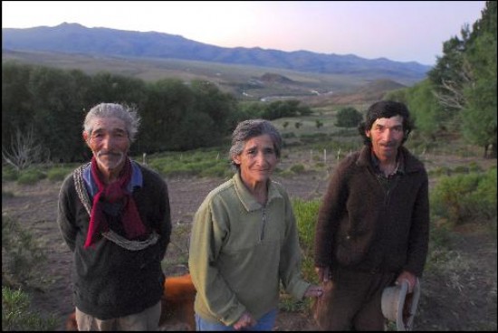 Los Oate -Francisco, Enriqueta y Manuel- tienen entre 72, 68 y 62 aos y pocas veces bajan al pueblo. El campo de los Oate est entre los cerros; se llega por un faldeo que bordea el Agrio. 