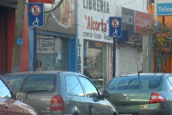 Lo que abunda en la ciudad son automovilistas que no respetan las normas de estacionamiento ni en el centro ni en los barrios. 