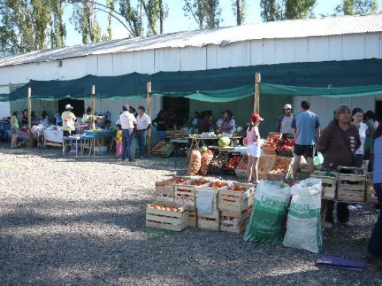 La feria funciona los sbados y los mircoles en el sitio que en los aos 50 fue el mtico campamento de Agua y Energa. Hay una variada oferta de ropa y alimentos. El sector de la vestimenta representa una ayuda mensual extra para las vendedoras. 