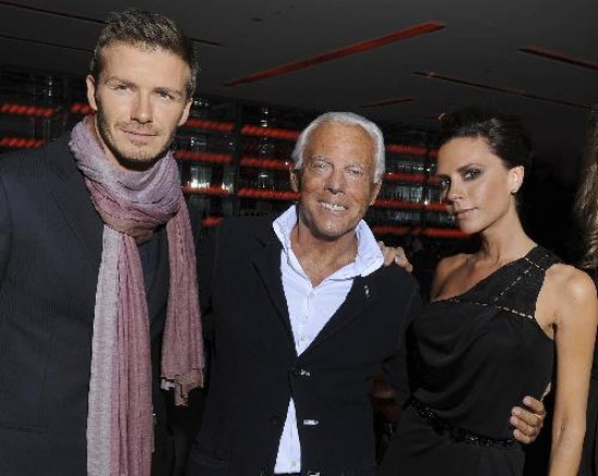 Armani, en la foto con David y VIctoria Beckham, es un serio competidor de la famosa pareja de diseadores. 