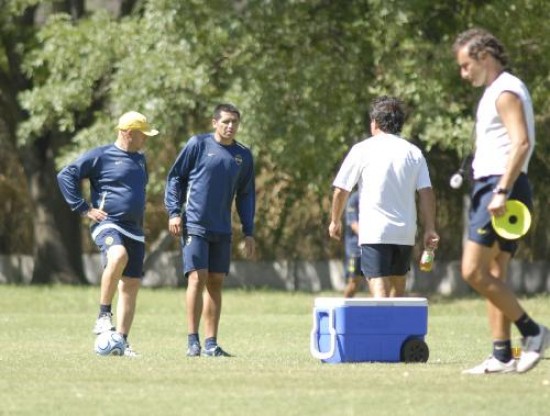 Carlos Ischia habla con Riquelme. Ambos decidieron esperar y que el 