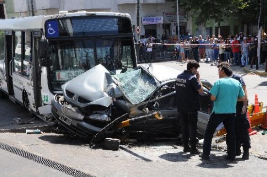 Dock Sud. Tres ocupantes del Megane murieron, el cuarto est grave. En el colectivo hubo 12 heridos. Tres Arroyos. El choque frontal entre un Duna y un Chevrolet Astra dej dos muertos y dos heridos graves. 