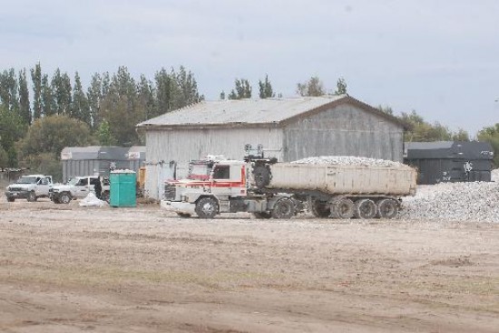 Los vecinos presentaron un mandamus contra la actividad de carga y descarga en el predio lindero a las vas del ferrocarril. 