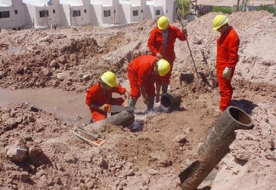 Si los usuarios utilizan el agua potable criteriosamente, no habr faltantes. Ayer se rompi un cao, pero fue accidentalmente. 