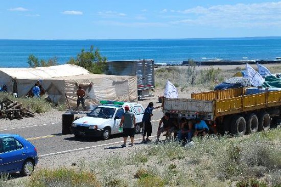 Un centenar de trabajadores del gremio de la fruta bloque ayer el acceso al puerto de San Antonio. 