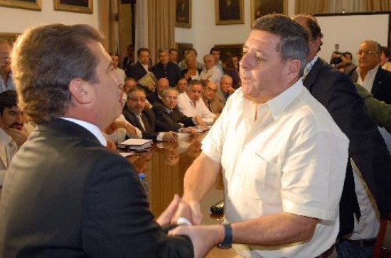 El gobernador de Entre Ros se encuadr con la estrategia K y escuch los reclamos de Alfredo De Angeli, smbolo del campo. 