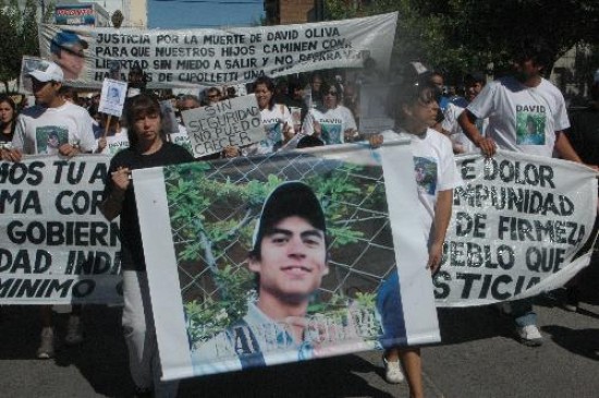 La columna de vecinos se dirigi hasta la Plaza San Martn de Cipolletti, donde los familiares recordaron al joven que cumplira 21 aos. 