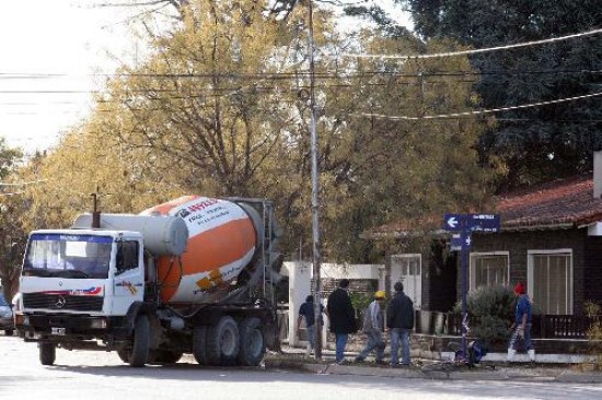 El ministro de Hacienda dej sin efecto el procedimiento previo a la polmica construccin de una vereda para su casa. 