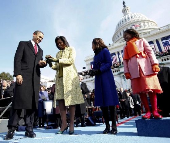Michelle Obama le entrega a su marido la Biblia de Abraham Lincoln. Más de dos millones de personas se reunieron ayer en Washington. Llegaron desde distintos puntos del país. En medio del desfile, Obama se bajó del auto blindado y caminó parte del trayecto. Los festejos en el momento que juró el presidente norteamericano. 