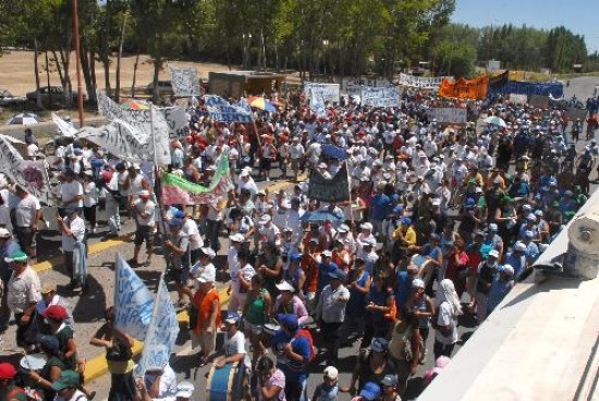 Los afiliados al Sindicato de la Fruta marcharon desde la Ruta 22 hasta la sede del Ministerio de Trabajo en Roca. 