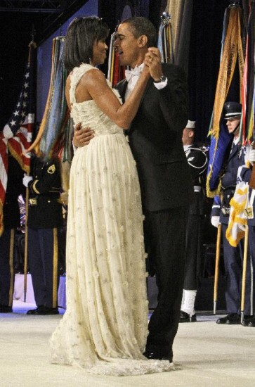 Obama y Michelle, su esposa en los bailes del martes por la noche. 