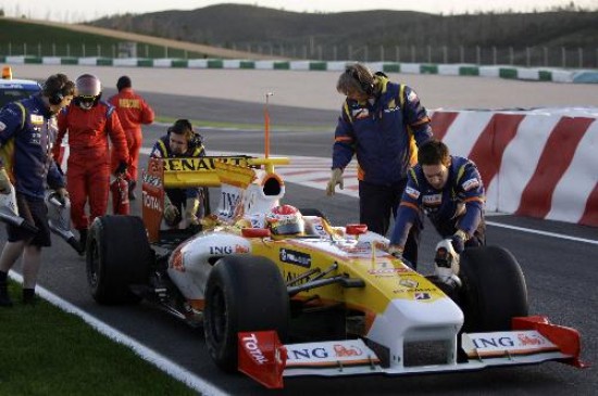 Alonso y el equipo Renault trabajan en la puesta a punto del nuevo modelo. Hamilton dio pocas vueltas con el nuevo MP4/24, en el circuito de Portugal. 