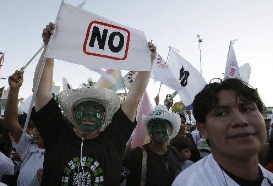 Los opositores a la reforma que impulsa Evo Morales, en el cierre de ayer. 