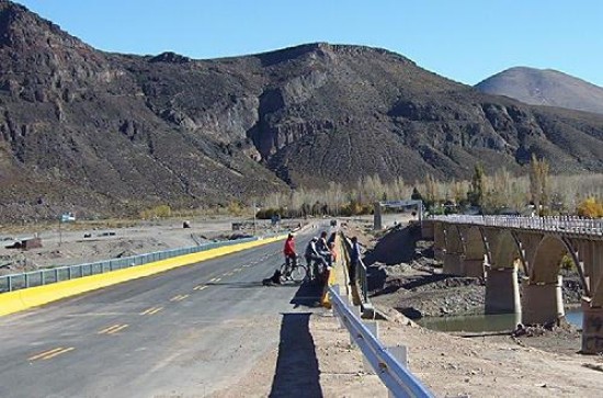 El asfalto llega hasta ahora al puente sobre el ro Barrancas en el lmite norte de la provincia del Neuqun. 