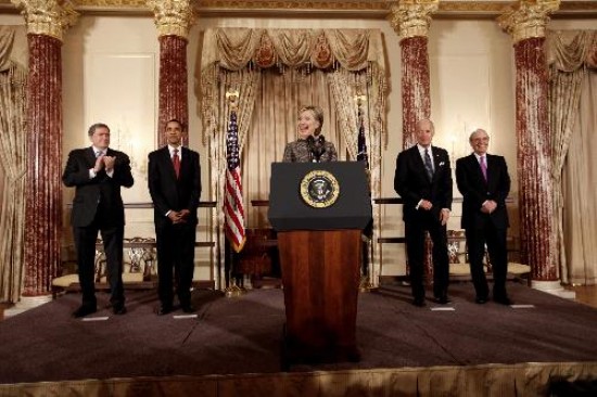 La secretaria de Estado, Hillary Clinton, junto con Obama, Biden y los designados Holbrooke y Mtchell. 