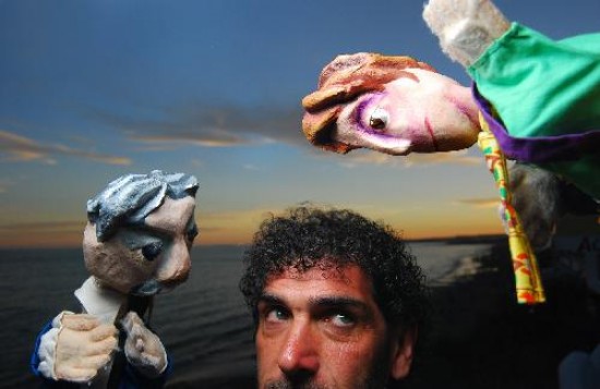Ezequiel Yasar, uno de los titiriteros que lleva sus obras desde el mar hasta el valle en este festival. 