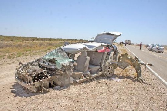 El Toyota Corolla muestra la fuerza del impacto que sufri. El lateral izquierdo result completamente destruido. Su conductor muri en el acto. 