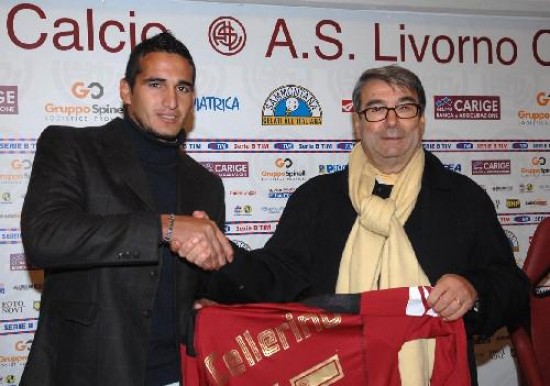 Cellerino recibe la camiseta nmero 15 de manos del presidente del Livorno. 