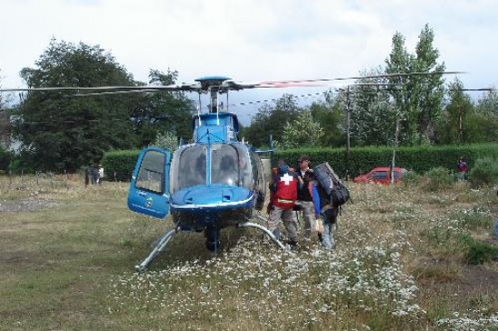 El helicptero de la Polica neuquina se sum ayer a la bsqueda. Con parte del grupo de rescate se dirigi al cerro La Monita. 