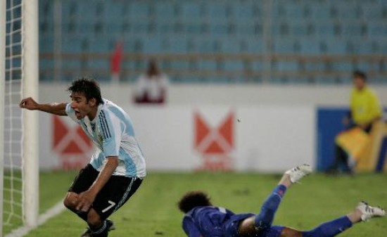 Eduardo Salvio marca el agnico gol del triunfo (2-1) ante Per. 