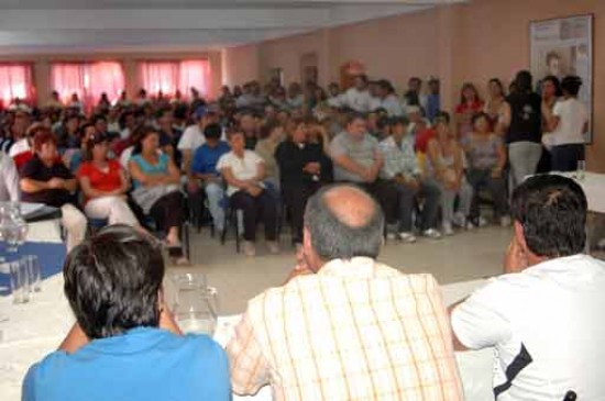Imagen del plenario de trabajadores de empaque en Cipolletti. Foto: Miguel Gambera, agencia Cipolletti.