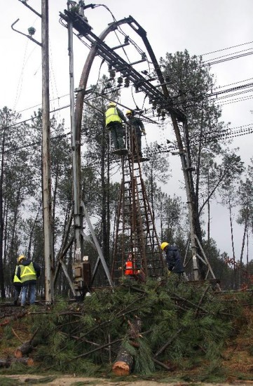 Una de las prioridades de los funcionarios era restablecer el servicio elctrico. 