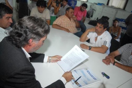El director de la regional Austral del Ministero de Trabajo, Jorge Stopielo, ley el acta frente a los dirigentes del Sindicato de la Fruta. 