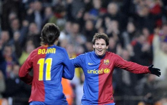 Messi espera el abrazo de Bojan. Barcelona est en semis de la Copa de Rey. 