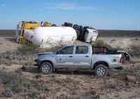 El camin con su carga completa de gas licuado qued volcado sobra la banquina opuesta pero no sufri prdida alguna de fluido. 