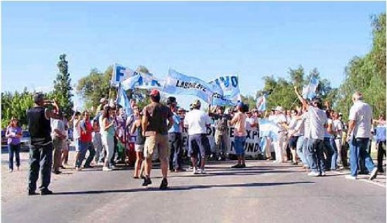 Los productores cortaron la ruta por pocos minutos. 