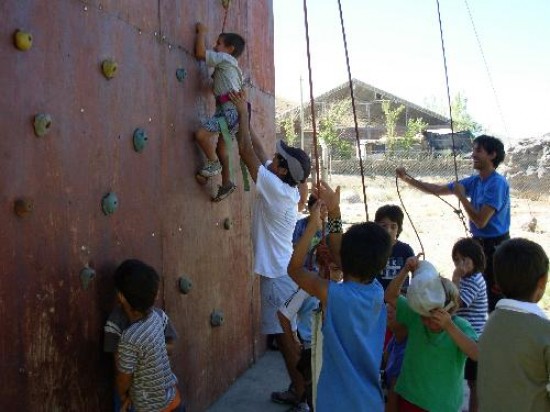 La palestra, en el barrio rea de Frontera, despierta el entusiasmo de los chicos. 