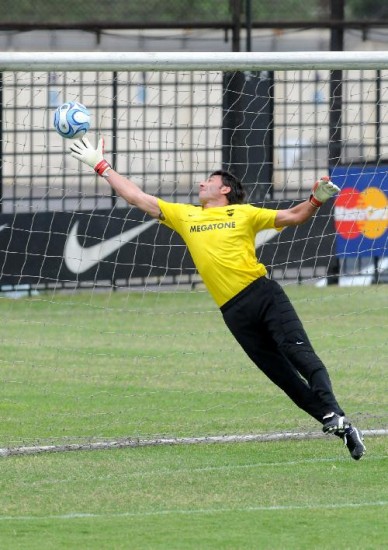 Buonanotte volver a jugar por izquierda. Abbondanzieri atajar ante River. 