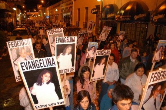 Una de las numerosas marchas que se hicieron por calles de Patagones en recuerdo de las vctimas inocentes. 